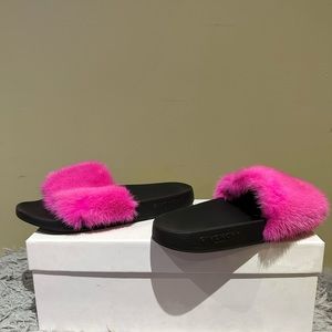 Givenchy Fuchsia Pink
Fur Sides